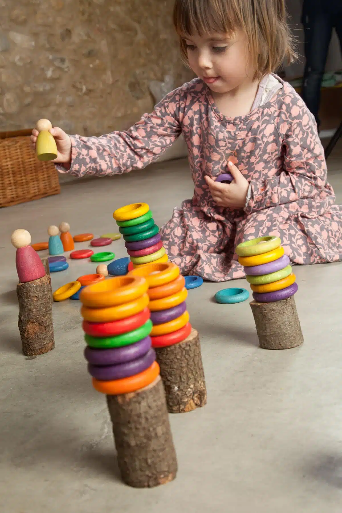 Petits personnages, anneaux et pièces en bois colorés – 120 Morceaux – Grapat – Image 3