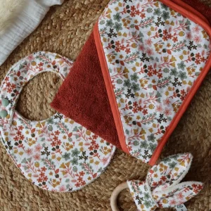 Coffret de naissance cape de bain/bavoir/hochet dentition