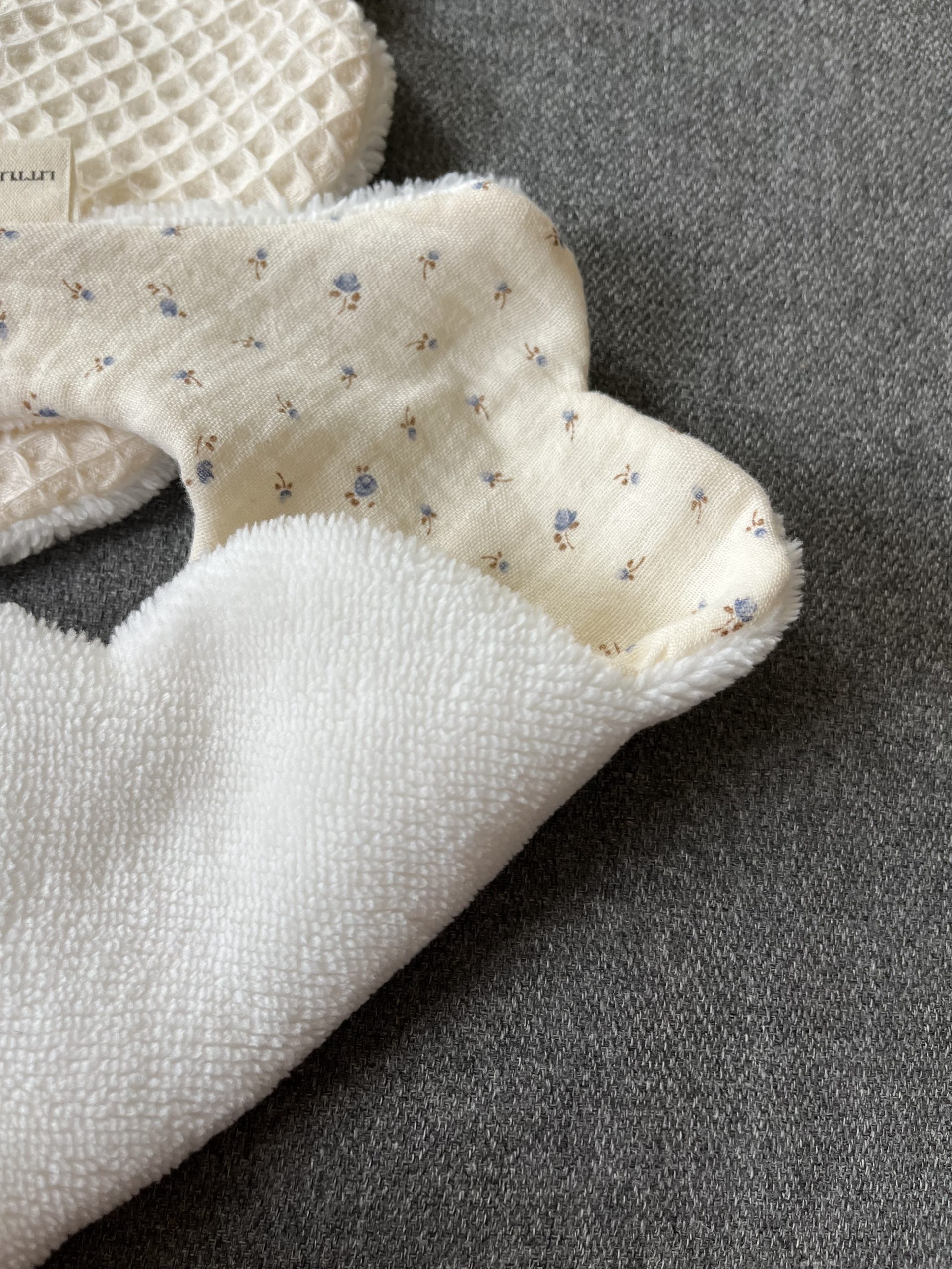 Bavoir pétales – Image 2